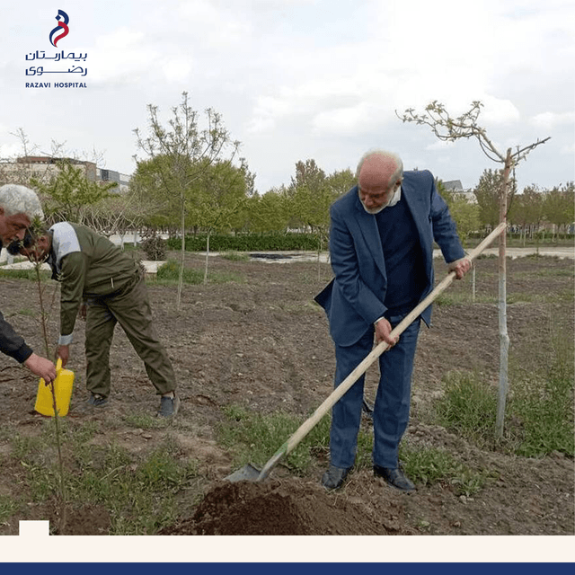 در راستای تأکیدات مقام معظم رهبری (مدظله العالی) بر اهمیت توسعه فضای سبز، برنامه کاشت نهال در بیمارستان رضوی